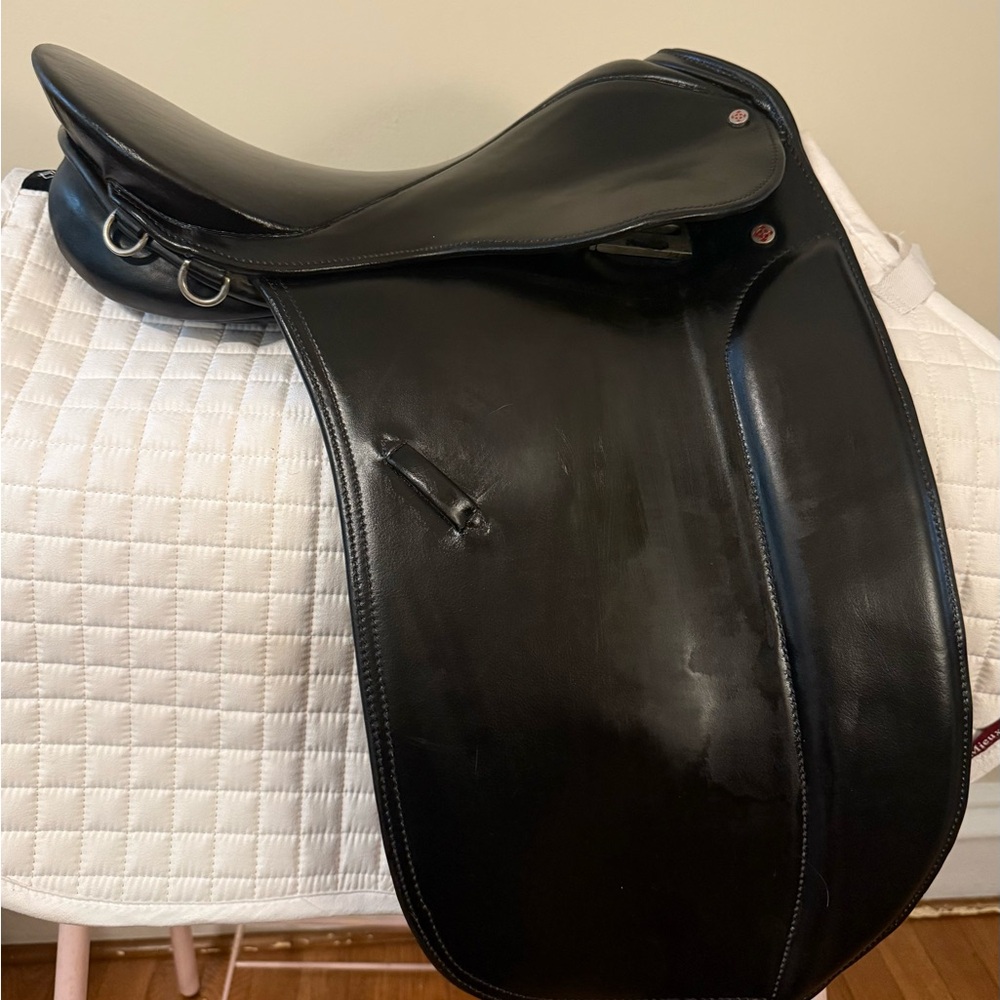 Courbette 17” Dressage Saddle